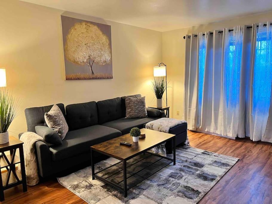 Beautiful 2Br Apartment. Black-Out Curtains Peoria Bagian luar foto